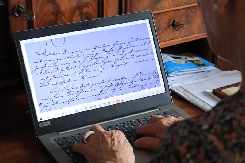 Ein Bildschirm mit einem Dokument in alter Schrift